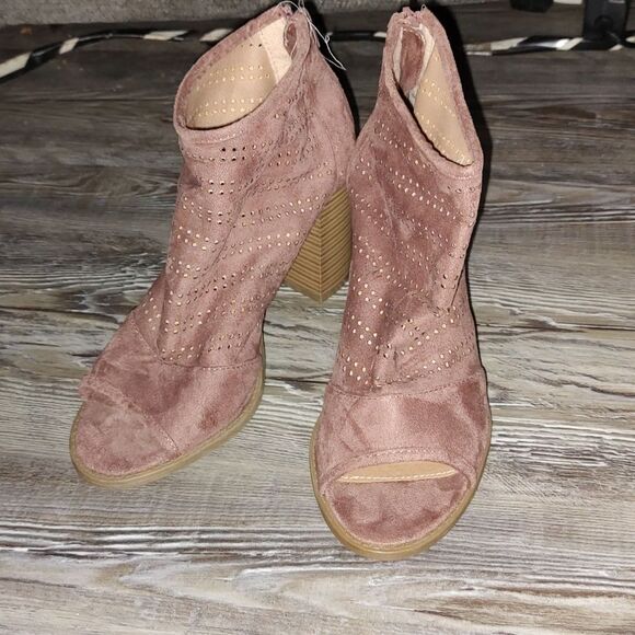 Report  Padma tan peep toe ankle heeled boots  Sz 7.5  NWOT - Picture 1 of 8